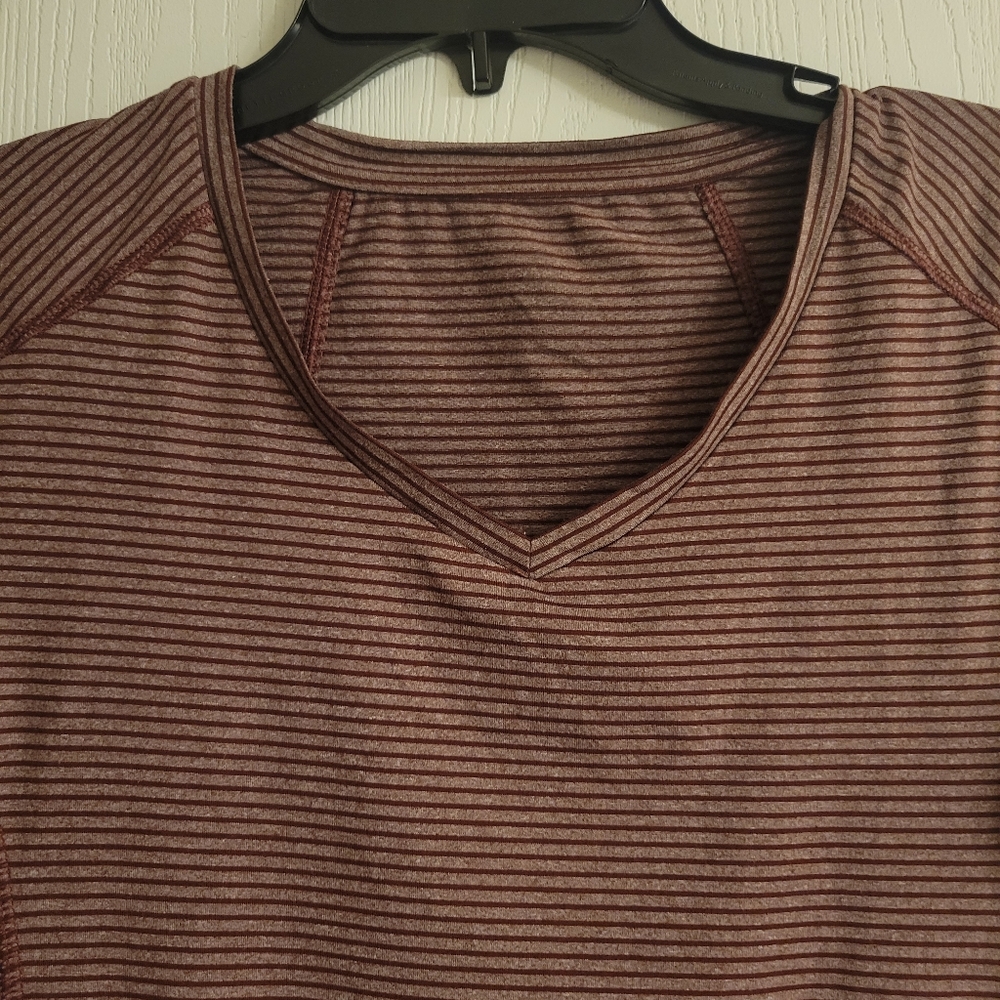🟣 Burgundy Ascend Vneck - Picture 2 of 8